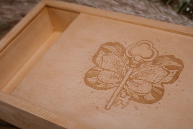 Grawer na drewnianym pudełku
