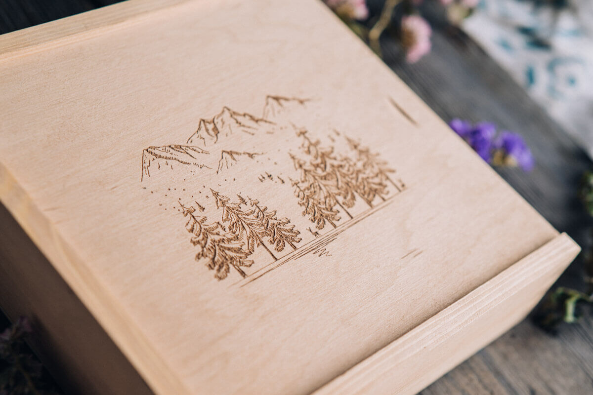BOHO - drewniane pudełko na zdjęcia 10x15 cm z miejscem na USB 10