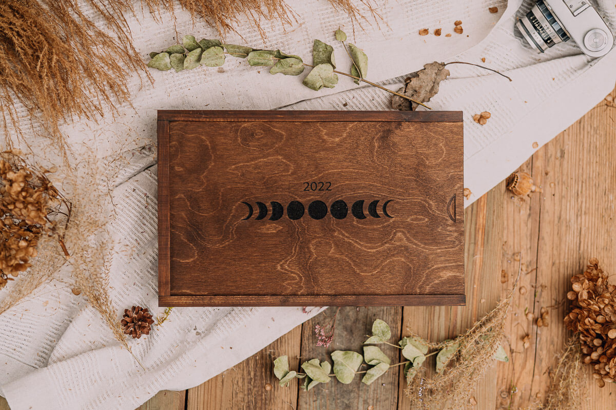 BOHO - drewniane pudełko na zdjęcia 15x23 cm z miejscem na USB 12