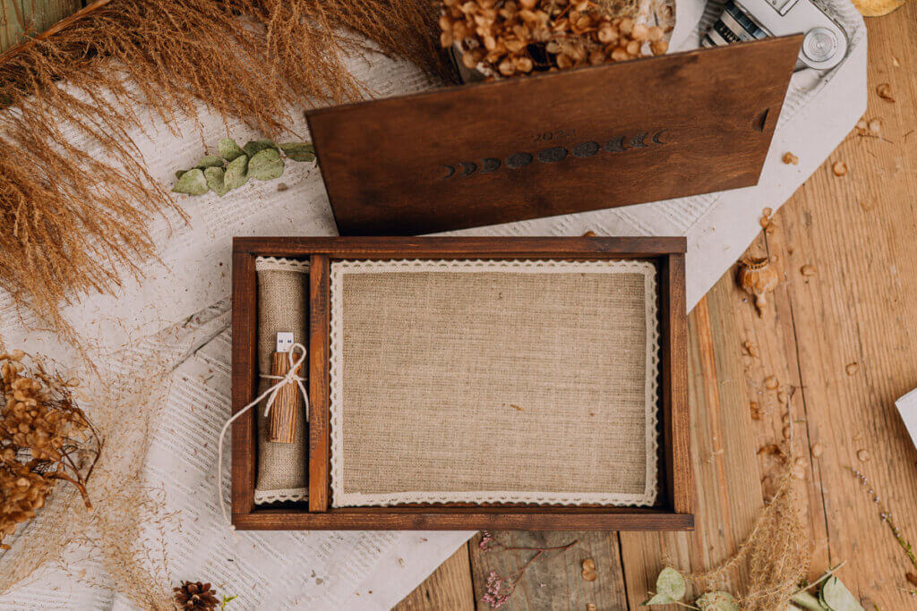 BOHO - drewniane pudełko na zdjęcia 15x23 cm z miejscem na USB