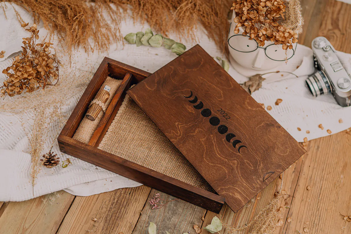 JUTA - drewniane pudełko na zdjęcia 15x23 cm z miejscem na USB 15