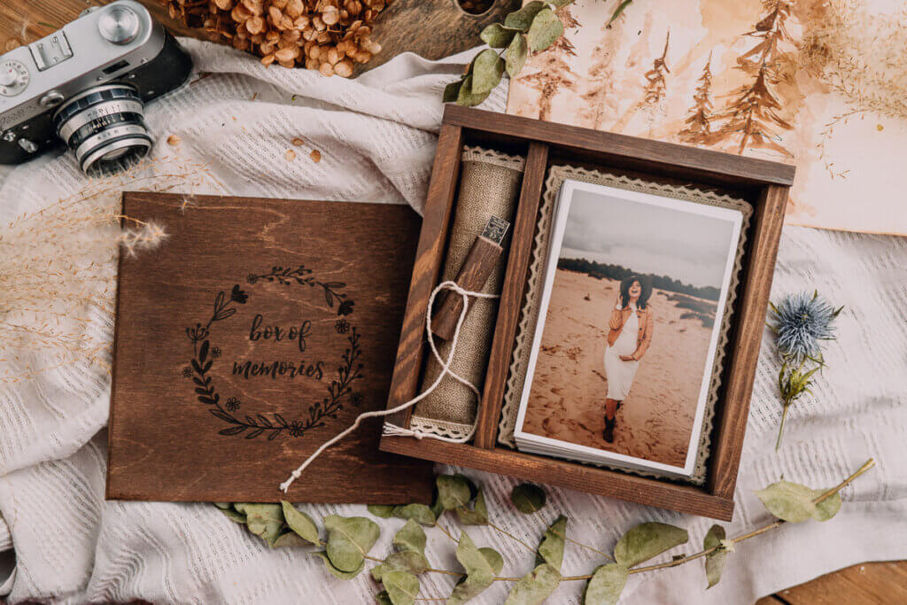 BOHO - drewniane pudełko na zdjęcia 10x15 cm z miejscem na USB