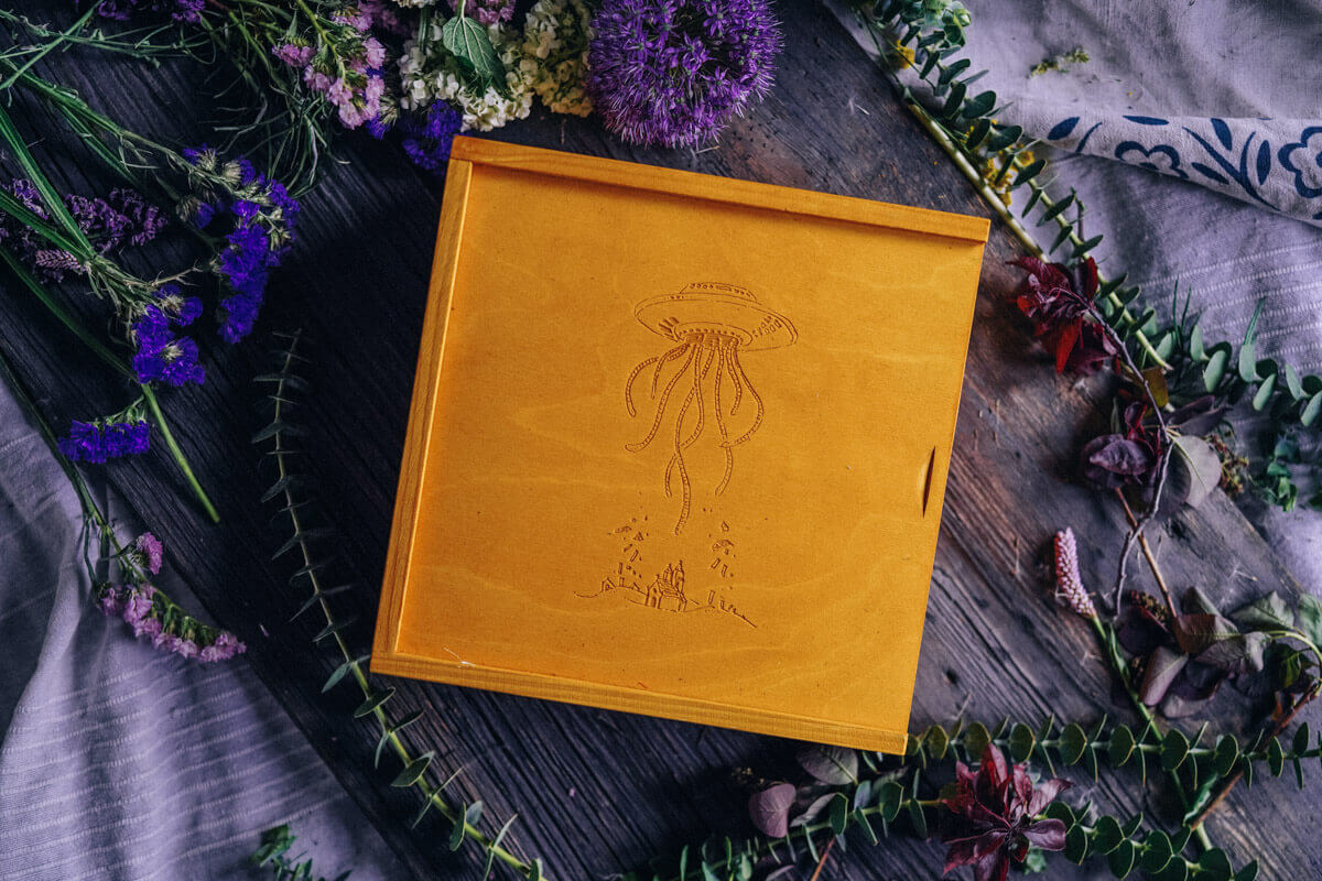 pudełko na album i zdjęcia koloru zółtego z drewna