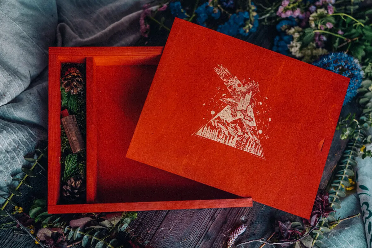 pudełko z drewna na album i pendrive
