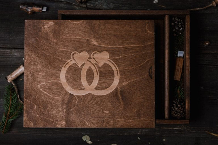 Pudełko na album 35x35cm z pendrivem drewnianym