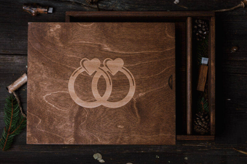 Pudełko drewniane na album 30x30 cm z miejscem na USB 1