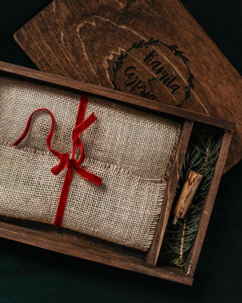 Drewniane pudełko ze wspomnieniami – wzruszający prezent na walentynki 7