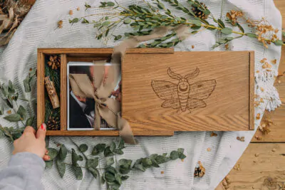 Drewniane pudełko dębowe na zdjęcia 15x23 cm z miejscem na pendrive