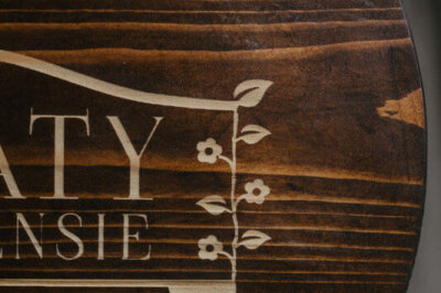 drewniany baner z grawerem