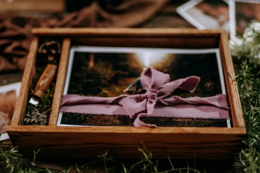 Drewniane pudełko ze wspomnieniami – wzruszający prezent na walentynki 1