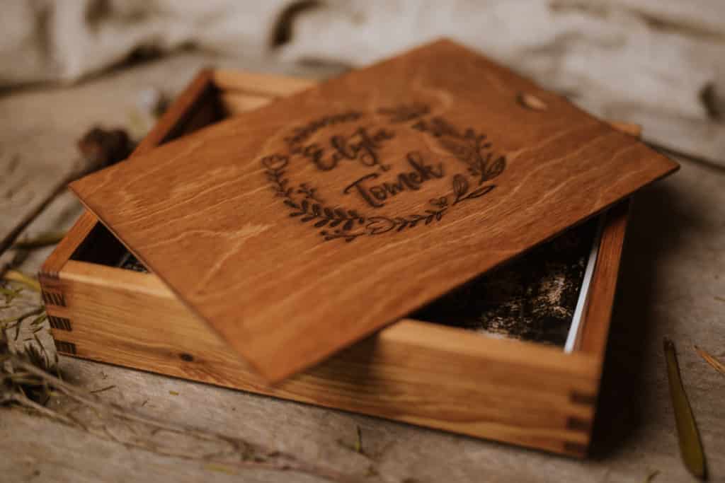 Pudełko drewniane na zdjęcia z drewna kasztanwego