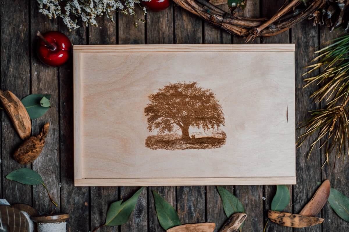 BASIC Drewniane pudełko na zdjęcia 15x23 cm z miejscem na pendrive 3