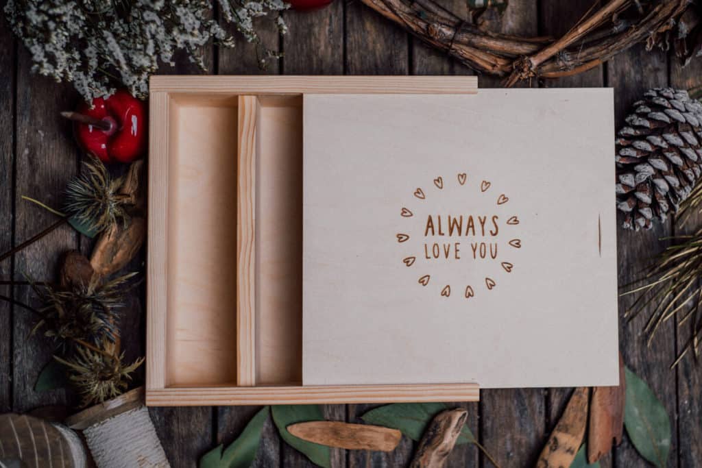 BASIC Drewniane pudełko na zdjęcia 10x15 cm z miejscem na pendrive