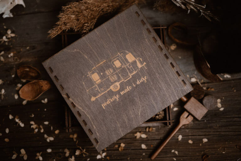 pudełko ze zdjęciami