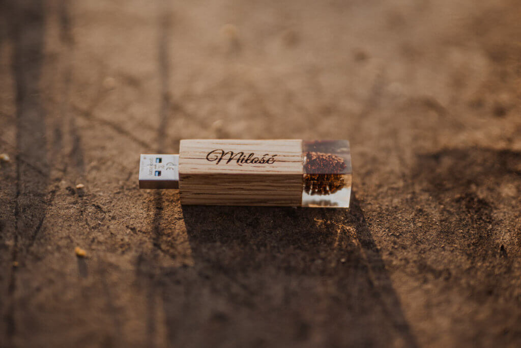 Dębowy pendrive z żywicą płaski 64GB-256GB 3.0