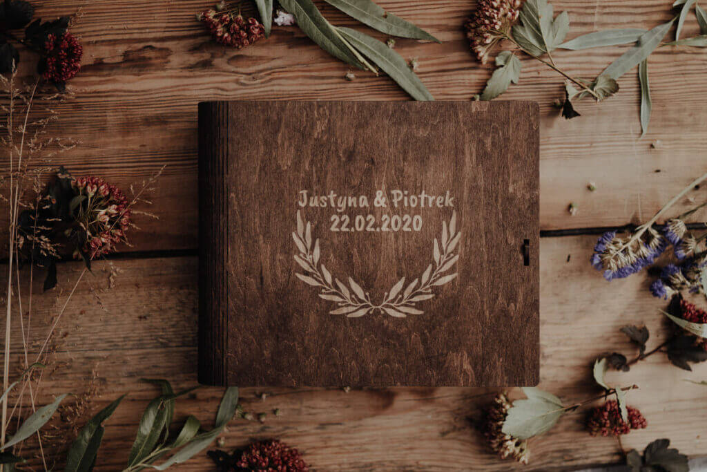 Pudełko drewniane książka na zdjęcia 13x19 cm z pendrivem