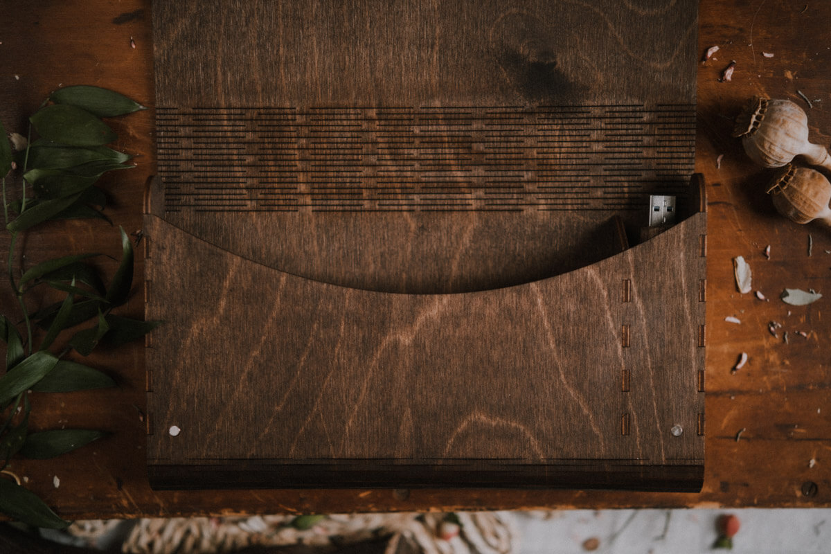 Drewniana koperta Slim na zdjęcia 15x23 cm z miejscem na USB 23