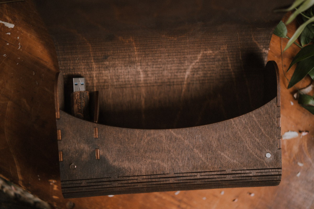 Drewniana koperta na zdjęcia 10x15 cm z miejscem na USB 32