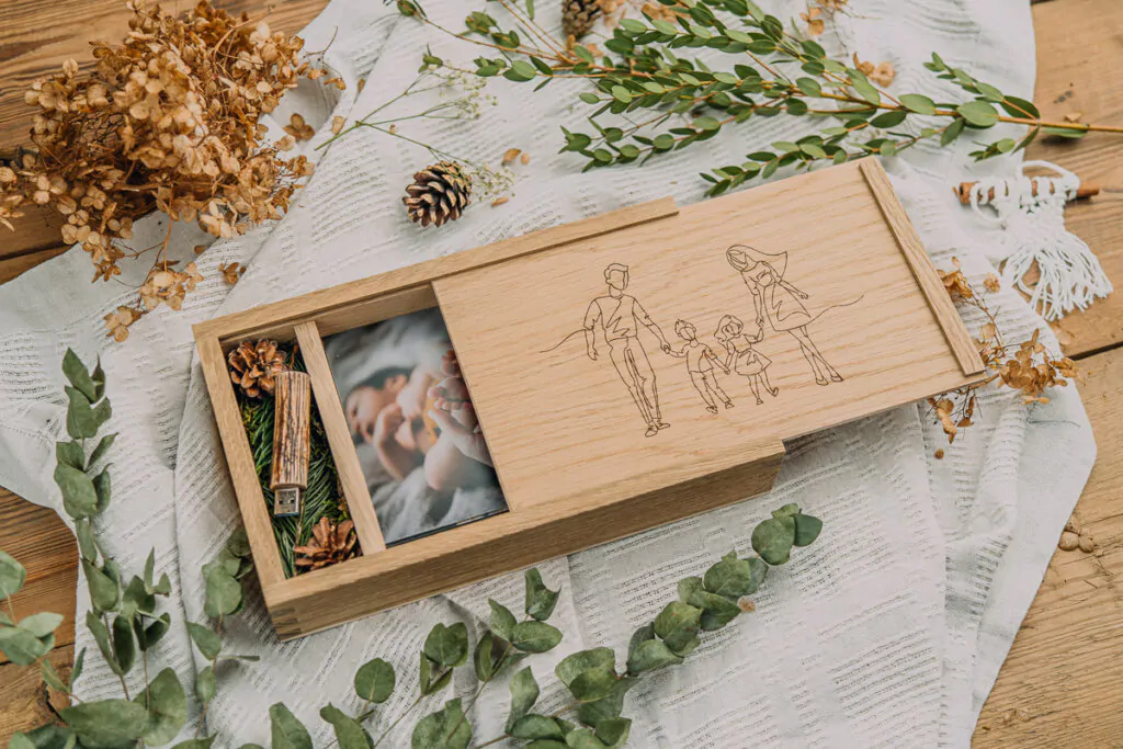 Drewniane pudełko dębowe na zdjęcia 13×19 cm z miejscem na pendrive
