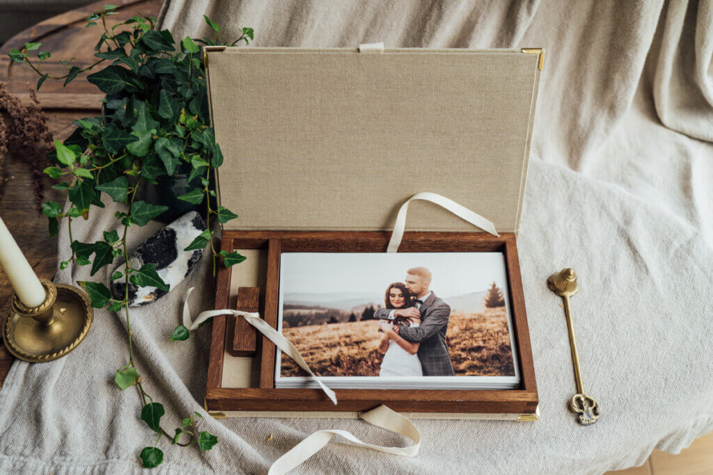 Pudełko na zdjęcia 15x23cm i USB z materiałów len + dąb