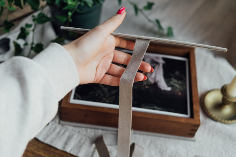 Pudełko na zdjęcia 15x23cm z materiałów welur + dąb