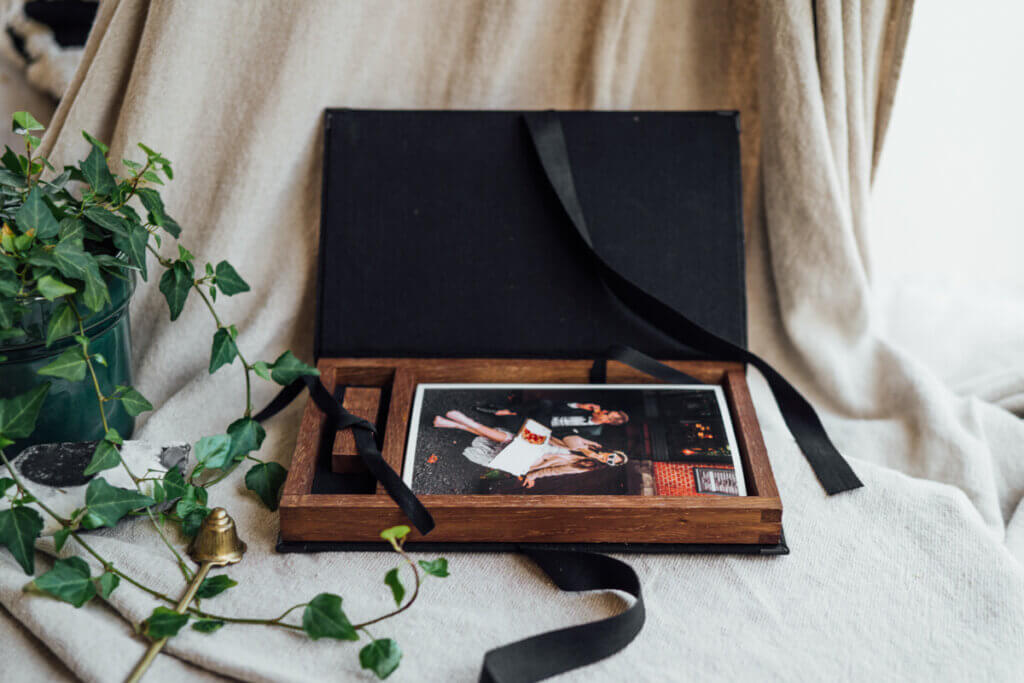 Pudełko na zdjęcia 13x19cm i USB z materiałów len + dąb