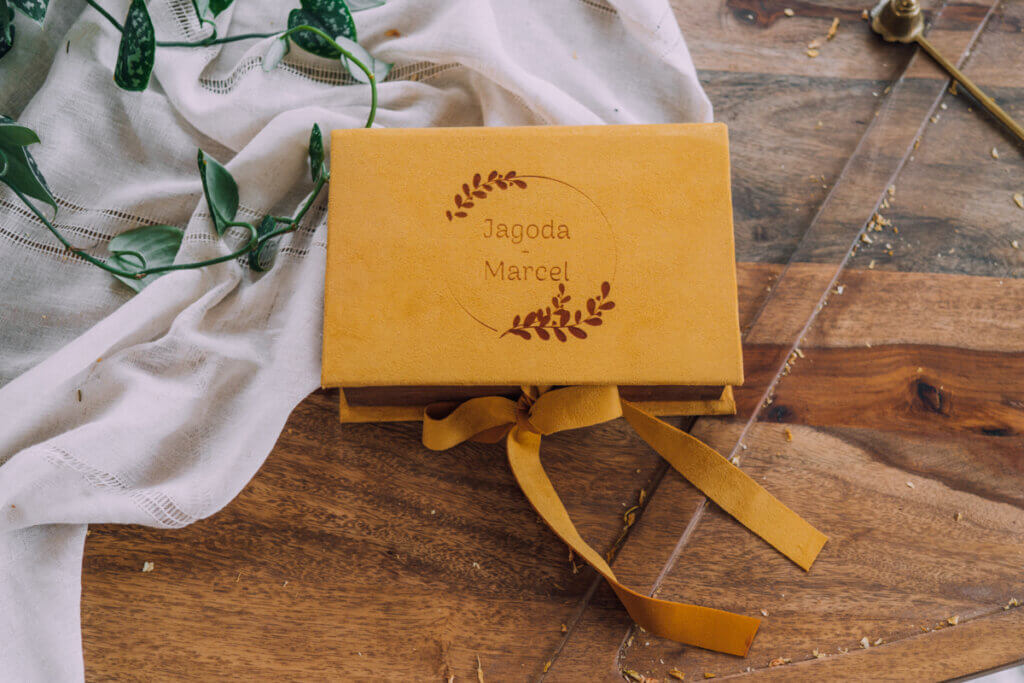 Pudełko na zdjęcia 10x15cm z materiałów zamsz + dąb