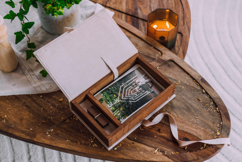 Pudełko na zdjęcia 13x19cm i USB z materiałów zamsz + dąb