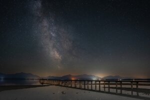 Na fotografii widać most oraz nocne niebo w bardzo ciekawym kadrze