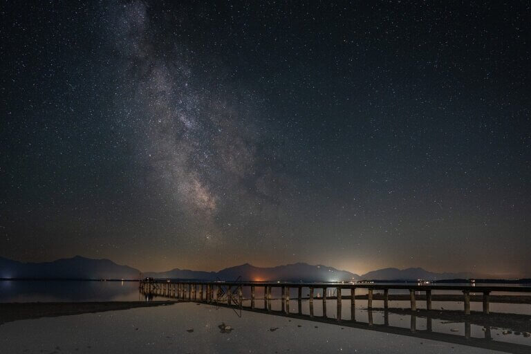 Na fotografii widać most oraz nocne niebo w bardzo ciekawym kadrze