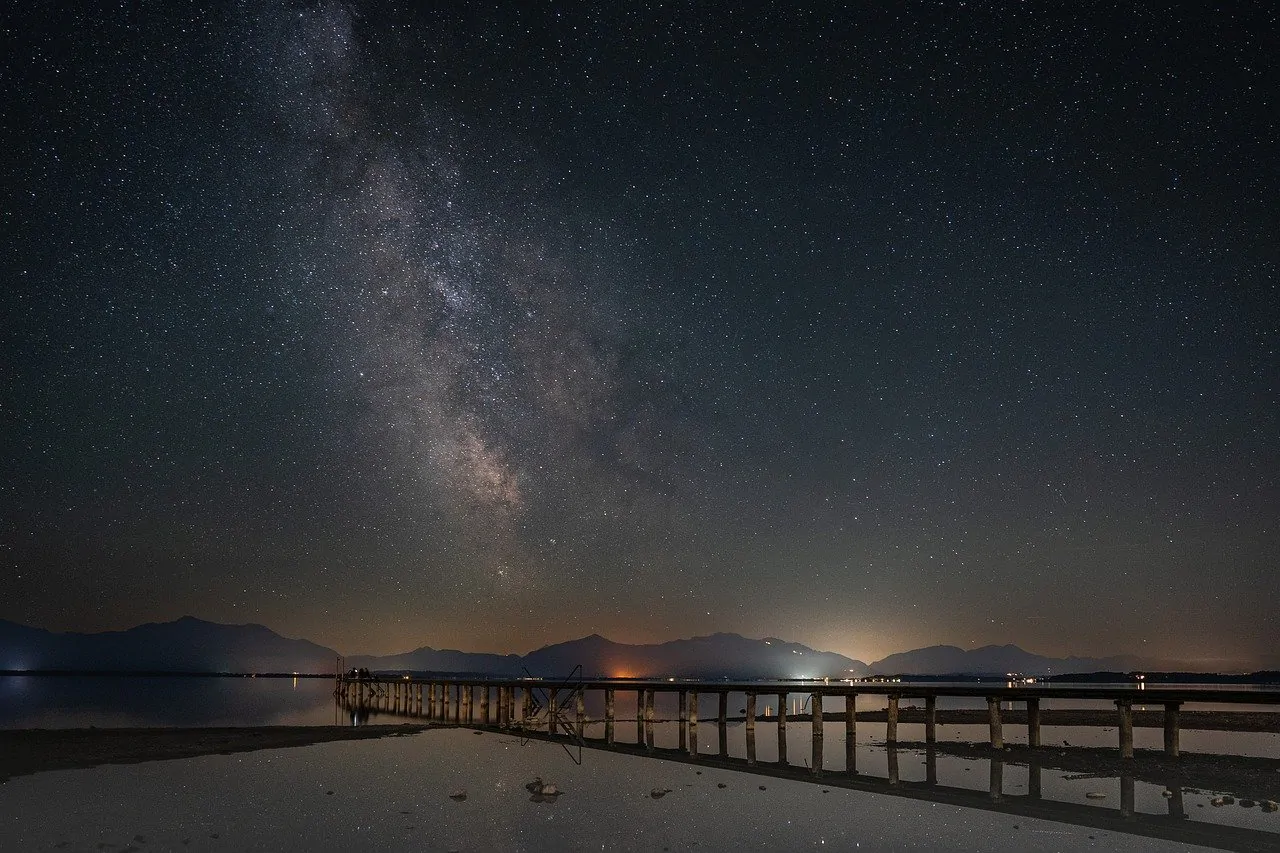 Na fotografii widać most oraz nocne niebo w bardzo ciekawym kadrze