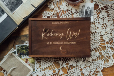 Drewniane pudełko na zdjęcia 15x23cm i USB